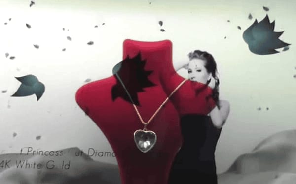 透明屏展示，呈現項鏈飾品的美妙之處