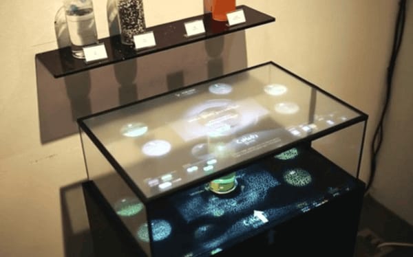 果汁幻影：透明屏幕投影藝術(shù)展現(xiàn)果汁